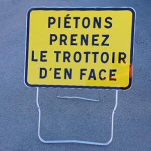 Piétons, prenez le trottoir d'en face JH