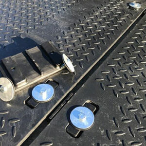 Couplage pour plaque de roulage